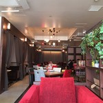 肉バル MANZO - 奥行きを感じる店内