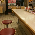 Matsuya - 深夜のテーブル席は清掃のため閉鎖される
