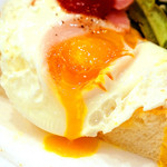 珈琲貴族エジンバラ - 目玉焼きを乗せて塩で♪