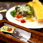 珈琲貴族エジンバラ - トーストは3枚。目玉焼き、ジャム、塩、お好きなのでどうぞ。