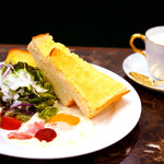 珈琲貴族エジンバラ - Bセットのトーストパンのモーニング。