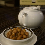 青葉 - 茹でピーナッツがサービスされました。