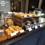 オクサワ・ファクトリー・コーヒー・アンド・ベイクス - スイーツが並びます。
