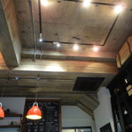 オクサワ・ファクトリー・コーヒー・アンド・ベイクス - 天井が高い