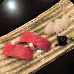 まき村 - 中落ちを挟んだ大間の鮪のにぎり、山口の剣先烏賊のお造り（2016/9）