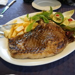 迫力満点のTボーンステーキ！これは値打ちありです！