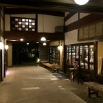 西国土産 鍵屋 - 店舗前通路