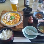 伊豆スカイラインカントリー倶楽部レストラン スカイロッジ - 煮カツ定食(1450円)と生ビール(700円)