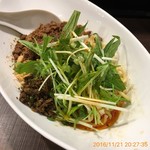 四川担担麺 阿吽 - ■つゆ無し
      個人的にはこれがイチオシ。
      辛さ3、痺れ2で。