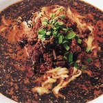 万豚記 - 料理写真:名物黒ゴマ担々麺