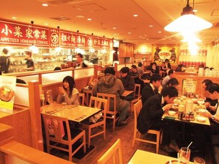 Wan Tsuchi - 男女問わず大人気のお店です。活気あるキッチンが眺められる店内。いち押しの料理品目が並ぶ壁に注目！