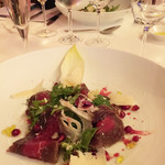 バジリコ - コリアンダー風味のビーフ・カルパッチョ　ザクロ　フェンネルとミックスハーブのサラダ
      地下熟成させたフォッサチーズとともに