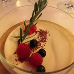 バジリコ - ラベンダーの香りのパンナコッタ　ベリーとビターチョコレート