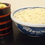 めんや七福  - 釜揚げうどん大3玉470円(...横から)出汁は二段重ね