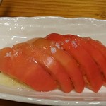 初鮮 - トマトにかかっているドレッシングが絶品です。今日は前回より少し甘かったように思う。
