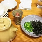 初鮮 - 雑炊にはネギ、のり、梅干しが付きます。しまった、梅干し食べ損ねた。
