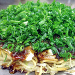 Okonomiyaki Tetsu Pan Yaki Kata Oka - そば肉玉のネギトッピングはふんだん！な青々しいネギが分け入っても分け入っても！