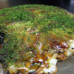 Okonomiyaki Tetsu Pan Yaki Kata Oka - そば肉玉のチーズトッピングはふぁさーっとまんべんなくかけられた青海苔の下に…！
