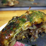 Okonomiyaki Tetsu Pan Yaki Kata Oka - チーズの方のアップ、黄色いむっちりチーズは好きな人にはたまらん装い！