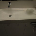 虎白 - 枯山水を思わせるソリッドなトイレ