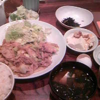 郷土料理くらわんか - 生姜焼き定食を溶き玉子でいただくの図