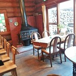 ログ ベアー - 暖炉がありウッディな温かみある店内