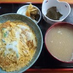 やまね食堂 - カツ丼。みそ汁もホッとする味わい。