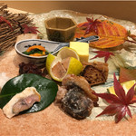 銀座 しのはら - 八寸オープン、手前がすっぽんの揚げ物、明石タコの柔らか煮も今回凄い、海老芋も炊いて揚げて、鮎の熟鮓も酒が必須