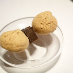 インカント - デザートのチョコレートとメレンゲのお菓子