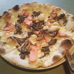 インテルヴァッロ - ノルウェーサーモンと舞茸のピッツァビアンカ