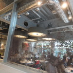 Cucina Caffe OLIVA - 仕切りのガラスに映っていました。