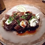 シャンパン&醤油バー フルートフルート - 鰹のお刺身に凝ったソース。お醤油は柚子胡椒甘露醤油を。【2016/10月】