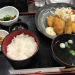 Torii - 牡蠣フライ定食1680円。