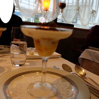 ラトラス - オマール海老のコンソメジュレとカリフラワーのヴルーテ、温泉玉子とキャビア、ウニ添え