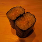 鮨処 つく田 - 赤雲丹を巻いて…