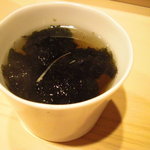 鮨処 つく田 - 鰹一番出汁の吸い物に海苔を放し…