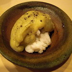 鮨処 つく田 - 鱧とおいきや穴子の上に焼茄子を漉して作った味噌。