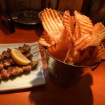 オカヤ食堂 - こころの串焼きと、アツアツ厚切りのポテトチップスです。