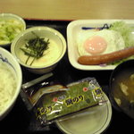 松屋 - 2010/11/30　ソーセージエッグ定食、小鉢はとろろ。390円、691kcal＋62kcal