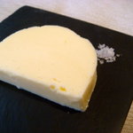 グランメゾン グラシアニ - 自家製無塩バターに塩を添えてあります