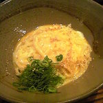 踊るうどん - かまたま小盛り５３０円　芸術品のような玉子との融合具合！