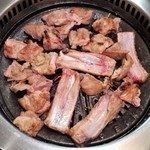 モイセ - 豚肉カルビを焼き終えたところ（これがおおよそ一人前の分量）。