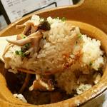 原木香菇和鸡肉的砂锅饭