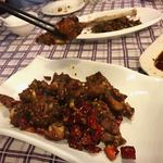 上海滴水洞 - ウシガエルの足炒め　88元（1584円）
            辛さのパンチは相当きいていますが・・プリップリの肉質は鶏肉と白身魚の中間で旨味じゅうぶん。