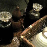 踊るうどん - 卓上には生醤油と唐辛子が装備。