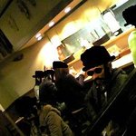 踊るうどん - ｶｳﾝﾀｰとﾃｰﾌﾞﾙ席の構成で、内装は和風でｼﾝﾌﾟﾙ暖色系。