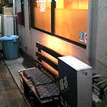 踊るうどん - 順番待ちのﾍﾞﾝﾁも用意。店内禁煙ッス。