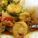 Geuchai - タレーパポンカリーラーカオは魚介のカレー炒めご飯です