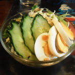 添えられるサラダ