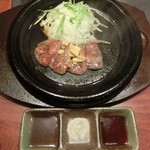 h shabushabuyakinikusemmontentakeya - ミニ会席、1,380円(税込)。はらみステーキは熱々の鉄板で。タレ２種類とお塩。